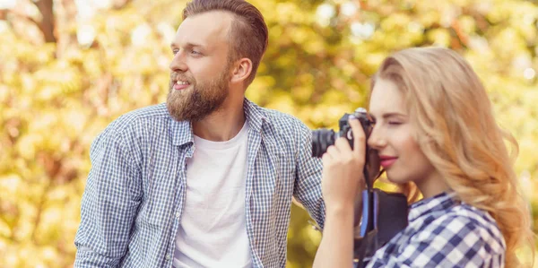 Hombre Mujer Que Tienen Cita Aire Libre Otoño Chica Ingenio — Foto de Stock