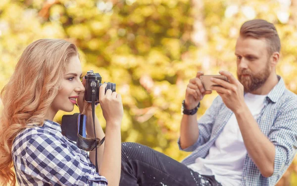 Чоловік Жінка Фотографуються Фотоапаратом Смартфоном Осінньому Парку Концепція Любові Подорожей — стокове фото