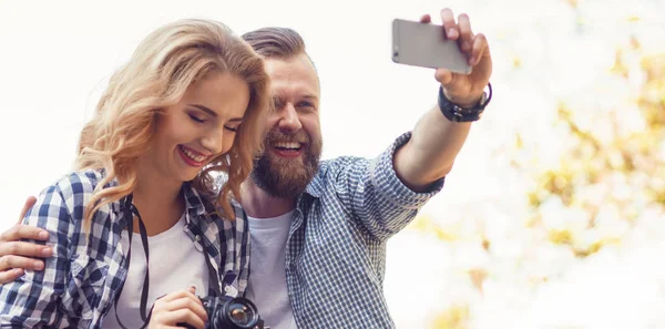 Joven Pareja Amorosa Haciendo Foto Selfie Parque Otoño Amor Relaciones — Foto de Stock