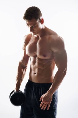 Beyaz arka plan üzerinde güçlü, zinde ve sportif vücut geliştirmeci adam. Spor ve fitness konsepti.