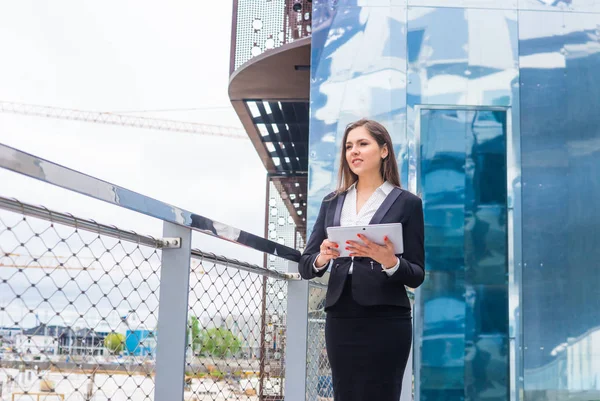 Trygg affärskvinna framför modern kontorsbyggnad. Affärs-, bank-, Korporation-och finansmarknads koncept. — Stockfoto