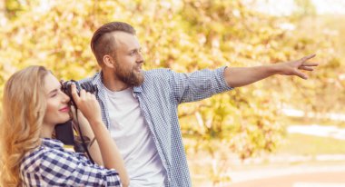 Tarihi açık olan kadın ve erkek. Kız wit bir fotoğraf makinesi ve onun erkek arkadaşı.