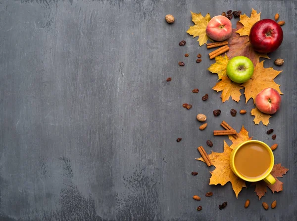 Saisonaler Herbst Hintergrund. Rahmen aus bunten Ahornblättern, Pfirsichen und Äpfeln über Grau — Stockfoto