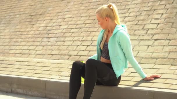 Joven Atractiva Deportiva Rubia Ropa Deportiva Escuchando Música Relajante Aire — Vídeo de stock © #295402298
