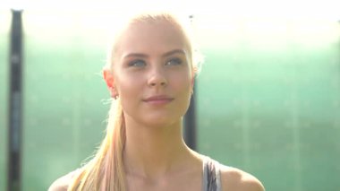 Genç, çekici ve sportif sarışın kız. Dış mekan portresi. Sağlık ve yaşam tarzı kavramı.