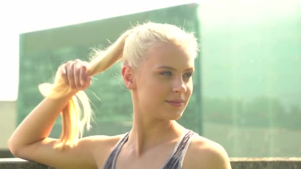Jong Aantrekkelijk Sportief Blond Meisje Buiten Portret Gezondheidszorg Lifestyle Concept — Stockvideo