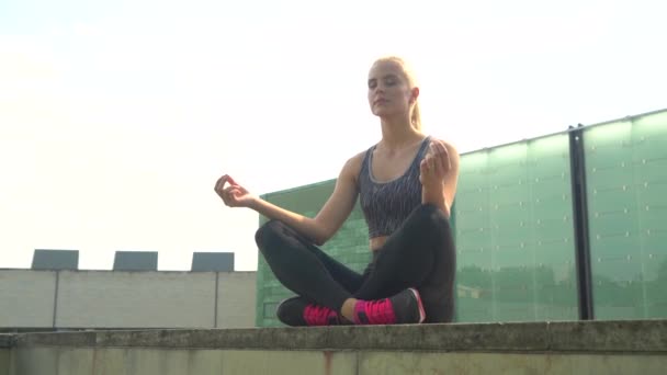 Mladá Přitažlivá Sportovně Plavovlasá Dívka Meditující Venku Koncepce Zdravotní Péče — Stock video