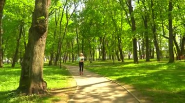 Genç, çekici ve sportif sarışın kız parkta açık koşu. Sağlık, spor, fitness ve yaşam tarzı konsepti.