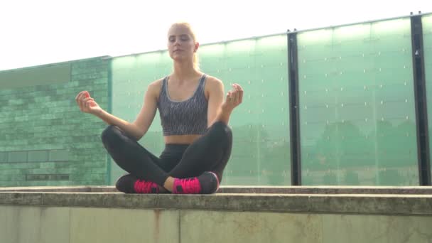 Giovane Attraente Sportiva Ragazza Bionda Meditando All Aperto Sanità Yoga — Video Stock