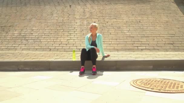 Молодая Привлекательная Спортивная Блондинка Спортивной Одежде Расслабляющая Открытом Воздухе Здравоохранение — стоковое видео