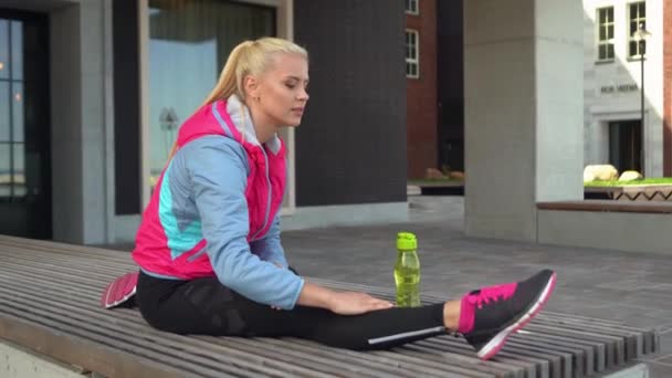 Jong Aantrekkelijk Sportief Blond Meisje Doen Opwarmen Oefeningen Outdoor Gezondheidszorg — Stockvideo