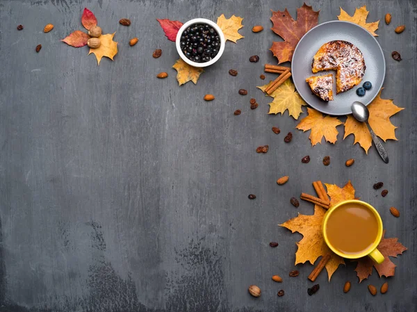 Fondo Autunnale Stagionale Cornice Foglie Acero Colorate Una Tazza Bevanda — Foto Stock