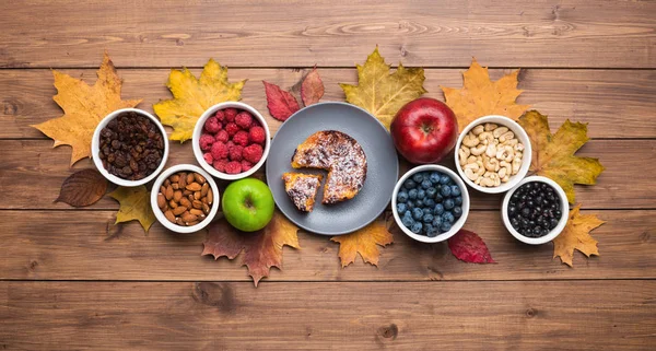 Fondo Autunnale Stagionale Cornice Foglie Acero Colorate Una Torta Bacche — Foto Stock