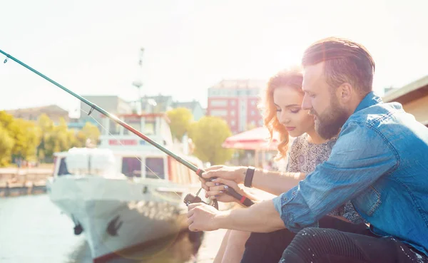 Han Lär Sin Flickvän Att Fiska Par Med Spö Hamnen — Stockfoto