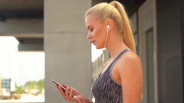 Jong Aantrekkelijk Sportief Blond Meisje Sportswear Luisteren Naar Muziek Buiten — Stockvideo
