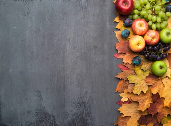 Saisonaler Herbst Hintergrund Rahmen Aus Bunten Ahornblättern Trauben Pfirsichen Nektarinen — Stockfoto