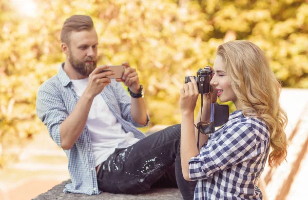 Homem Mulher Tirando Fotos Com Uma Câmera Smartphone Parque Outono — Fotografia de Stock