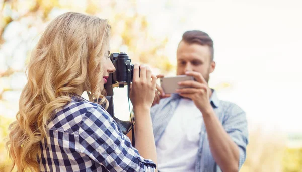 Homem Mulher Tirando Fotos Com Uma Câmera Smartphone Parque Outono — Fotografia de Stock