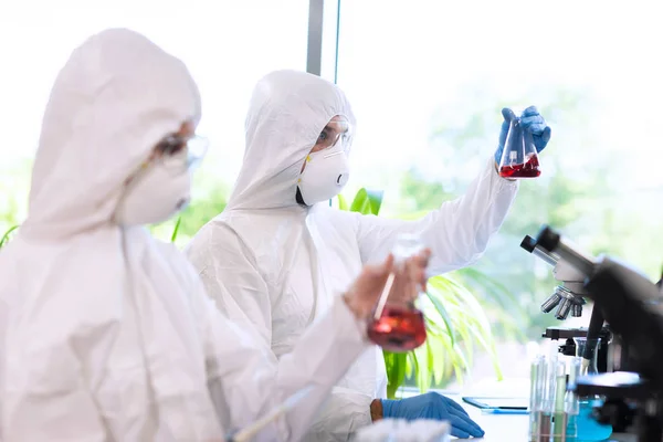 Cientistas Ternos Proteção Máscaras Trabalhando Laboratório Pesquisa Usando Equipamentos Laboratório — Fotografia de Stock