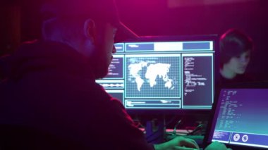 İnternet dolandırıcılığı, darknet, veri hırsızı, siber suç kavramı. Devlet sunucusuna hacker saldırısı. Suçlular bodrumda virüs programları kodlama.