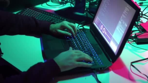 Gli hacker rompere il server utilizzando più computer e virus ransomware infetto. Criminalità informatica, informatica, posta di phishing . — Video Stock