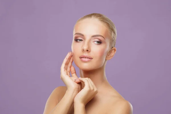 Schoonheid portret van gezonde en aantrekkelijke vrouw. Menselijk gezicht in een concept van Spa, huidverzorging, cosmetica, make-up, teint en face lifting. — Stockfoto