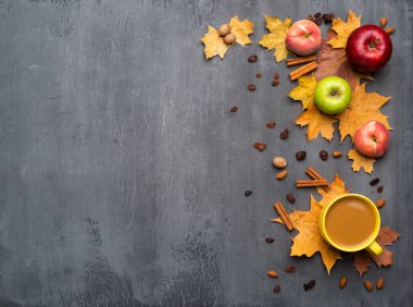 Mevsimlik sonbahar arka planı. Gri üzerinde renkli akçaağaç yaprakları, şeftali ve elma Çerçeve
