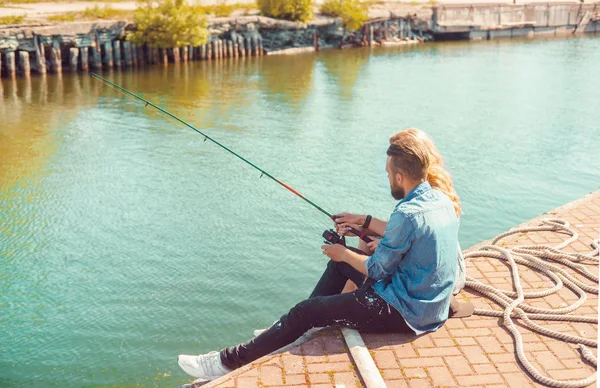 Człowiek uczy swoją dziewczynę do połowów. Data, miłość i hobby koncepcji. Jesienne tło. — Zdjęcie stockowe