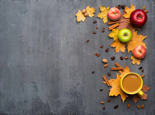 Saisonaler Herbst Hintergrund. Rahmen aus bunten Ahornblättern, Pfirsichen und Äpfeln über Grau — Stockfoto