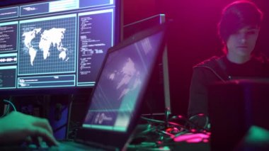 Hackerlar virüs yazılımı ve bilgisayar arayüzü kullanarak kriptopara dolandırıcılık yapma. Blockchain siber saldırı, ddos ve kötü amaçlı yazılım kavramı. Yeraltı ofisi.