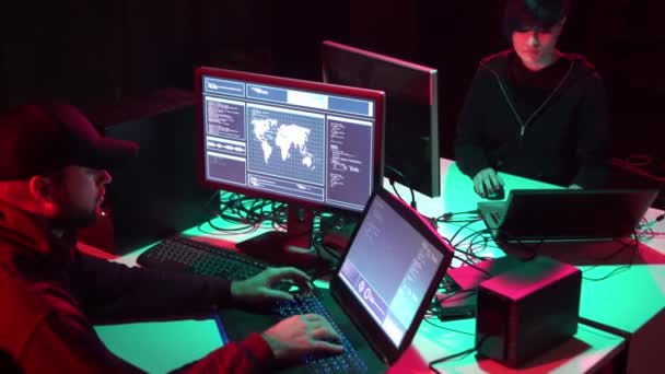 インターネット詐欺、ダークネット、データ泥棒、サイバー犯罪の概念。政府のサーバーに対するハッカーの攻撃ウイルスプログラムをコーディングする犯罪者. — ストック動画