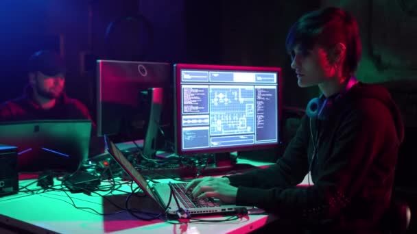 Hackers breken van de server met behulp van meerdere computers en geïnfecteerde virus Ransomware. Cybercrime, informatietechnologie, phishing mail. — Stockvideo