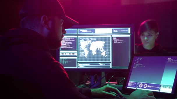 Se buscan hackers que codifican virus ransomware utilizando computadoras portátiles y computadoras. Ciberataque, rotura del sistema y malware . — Vídeo de stock