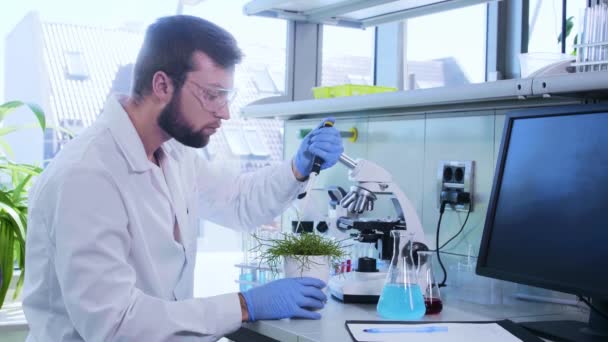 Cientista a trabalhar no laboratório. Médico a fazer pesquisa microbiológica. Biotecnologia, química, bacteriologia, virologia, dna e conceito de cuidados de saúde . — Vídeo de Stock