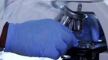 Laboratuvarda çalışan Afrikalı-Amerikalı bilim adamı. Doktor mikrobiyoloji araştırması yapıyor. Biyoteknoloji, kimya, bakteriyoloji, viroloji, DNA ve sağlık hizmetleri..