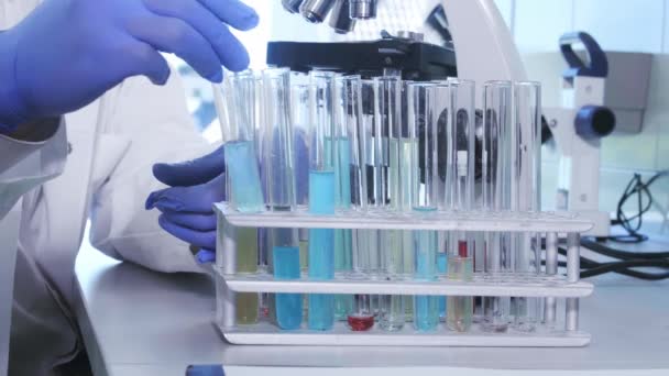 Científico afroamericano trabajando en el laboratorio. Doctor haciendo investigación microbiológica. Biotecnología, química, bacteriología, virología, ADN y atención sanitaria . — Vídeos de Stock