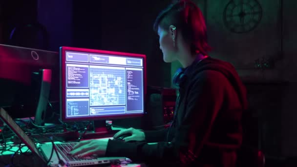 Hackers maken cryptocurrency fraude met behulp van virus software en computer interface. Blockchain Cyber Attack, DDoS en malware concept. Ondergronds kantoor. — Stockvideo