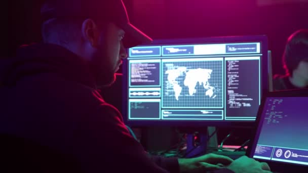 Hackers romper el servidor utilizando varios equipos y virus infectados ransomware. Ciberdelincuencia, tecnología de la información, correo de phishing . — Vídeo de stock