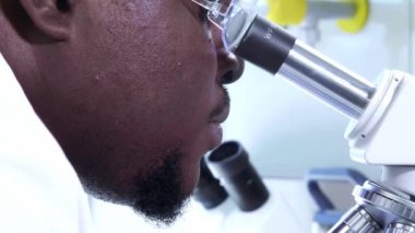 Laboratuvarda çalışan Afrikalı-Amerikalı bilim adamı. Doktor mikrobiyoloji araştırması yapıyor. Biyoteknoloji, kimya, bakteriyoloji, viroloji, DNA ve sağlık hizmetleri..