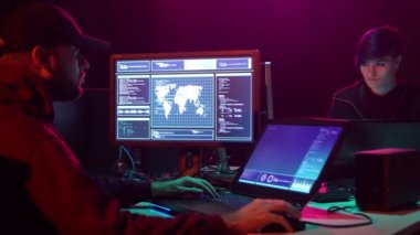 Hackerlar virüs yazılımı ve bilgisayar arayüzü kullanarak kriptopara dolandırıcılık yapma. Blockchain siber saldırı, ddos ve kötü amaçlı yazılım kavramı. Yeraltı ofisi.