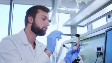 Doğal araştırma laboratuvarında çalışan bir arkeolog. Laboratuvar asistanı hayvan kemiklerini temizliyor. Arkeoloji, zooloji, paleontoloji ve yaşam bilimi.