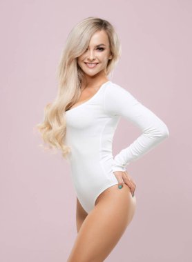 Beyaz iç çamaşırlarıyla poz veren çekici bir model. Stüdyoda genç, güzel ve sağlıklı bir kız. Spor, sağlık, spor ve diyet.