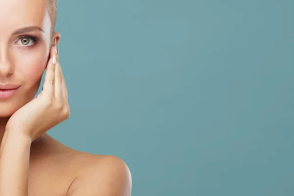 Retrato de beleza de mulher saudável e atraente. Rosto humano em um conceito de spa, cuidados com a pele, cosméticos, maquiagem, pele e face lifting . — Fotografia de Stock