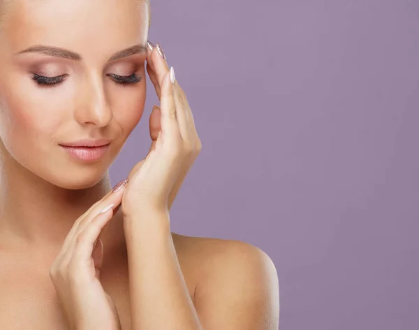 Beau visage de jeune femme en bonne santé. Soins de la peau, cosmétiques, maquillage, lifting du teint et du visage . — Photo