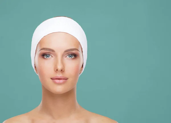 Bellissimo volto di donna giovane e sana. Cura della pelle, cosmetici, trucco, carnagione e lifting del viso . — Foto Stock