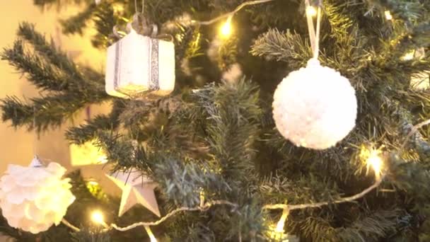 Hermoso árbol de Navidad decorado con bolas y luces. Cajas de regalos, regalos delante . — Vídeos de Stock