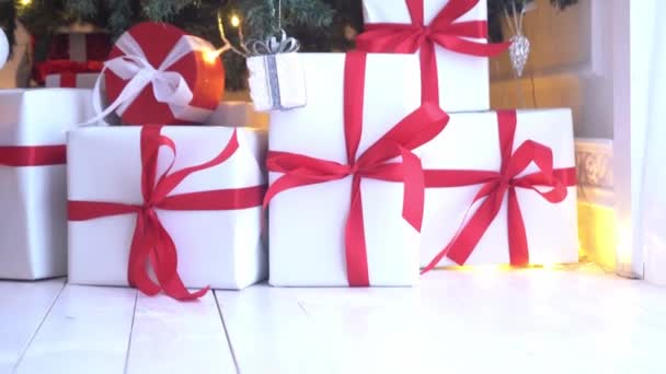 美丽的圣诞树装饰着球和灯。 礼物盒，前面的礼物. — 图库视频影像