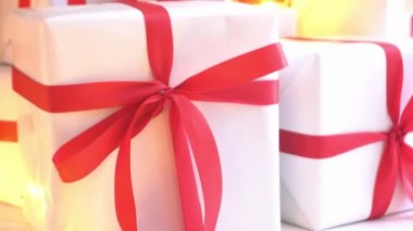 Toplar ve ışıklarla süslenmiş güzel bir Noel ağacı. Hediye kutuları, hediyeler önde..