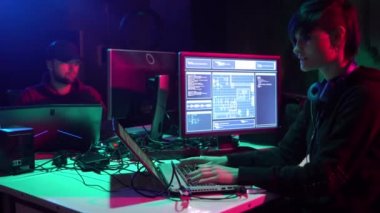 Bilgisayar korsanları nın dizüstü bilgisayarlar ve bilgisayarlar kullanarak virüs ransomware kodlama istedi. Siber saldırı, sistem kırma ve kötü amaçlı yazılım.