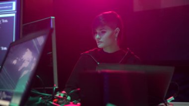 Bilgisayar korsanları nın dizüstü bilgisayarlar ve bilgisayarlar kullanarak virüs ransomware kodlama istedi. Siber saldırı, sistem kırma ve kötü amaçlı yazılım.